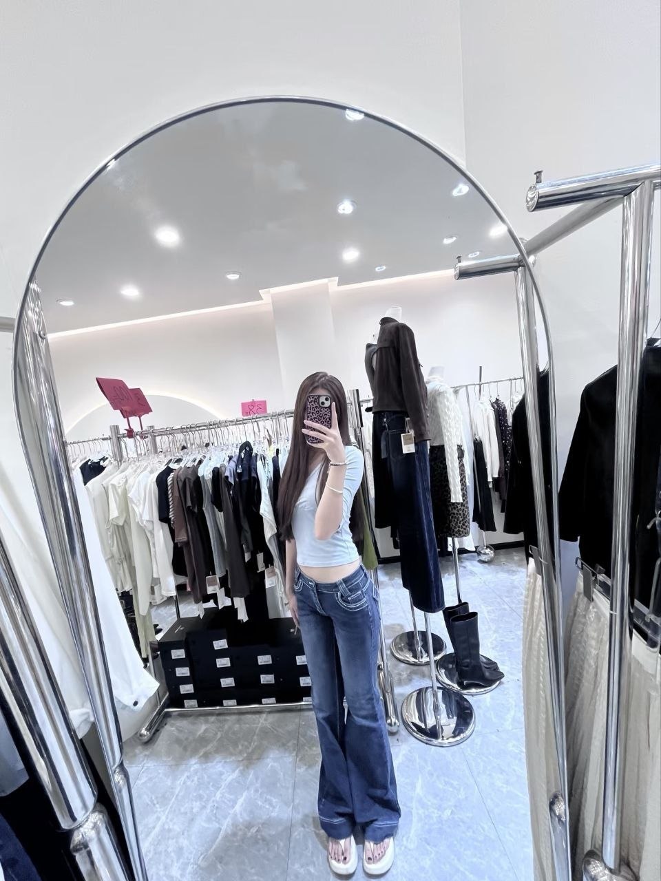 反差大学生少女萝莉自慰 配图