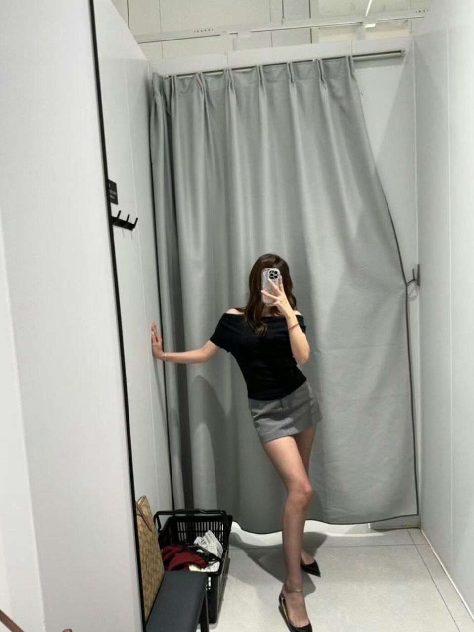 反差大学生少女萝莉自慰 配图