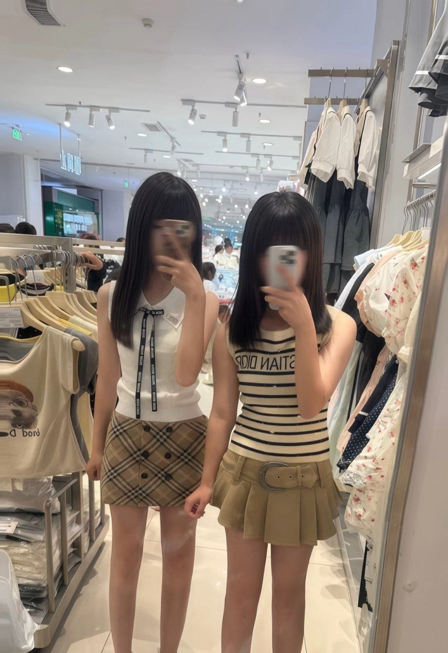 精神小妹女高学生妹自拍 配图